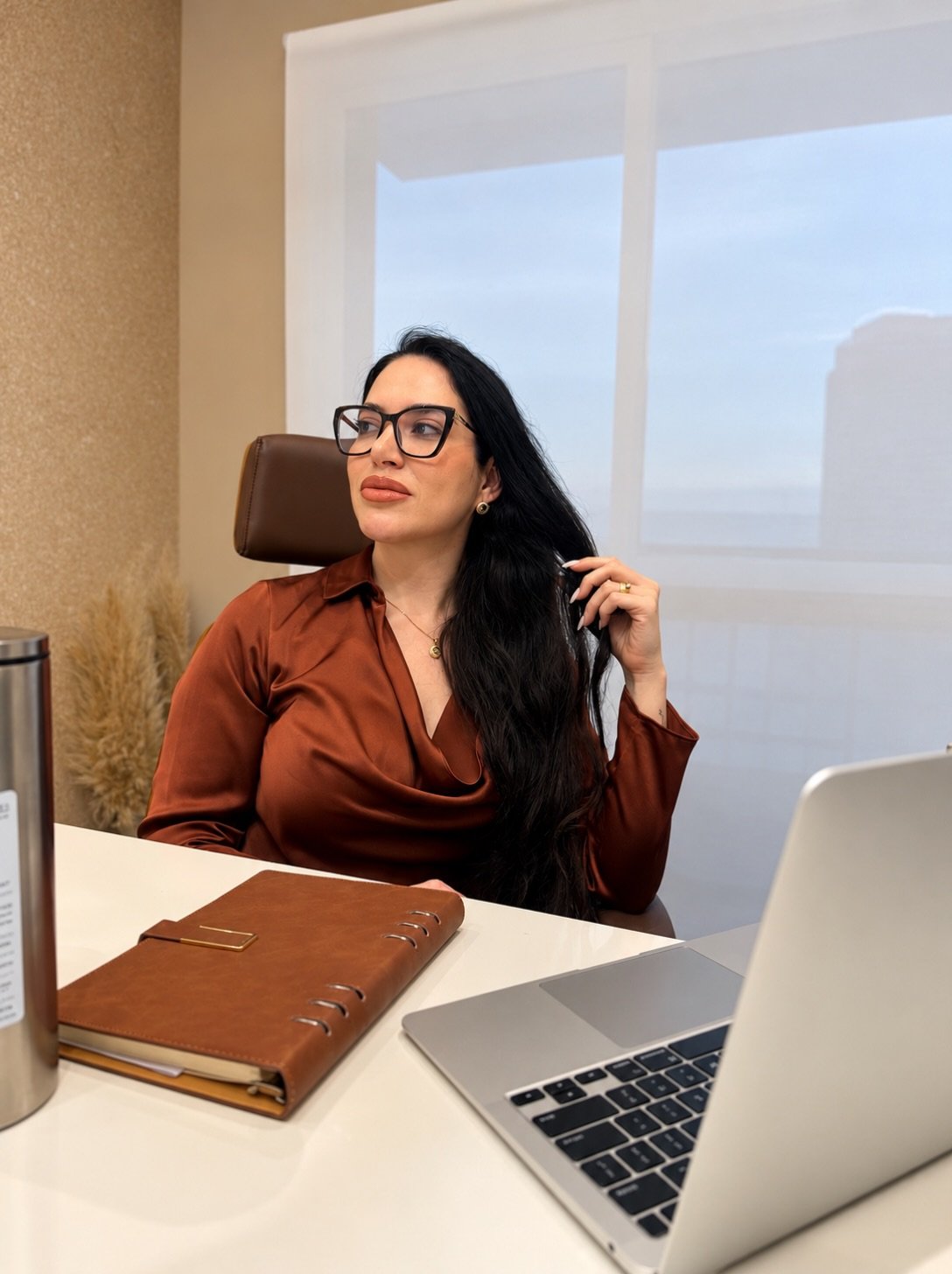 Dra. Ana Paula Kozakoshi em seu consultório na Les Vivee Clinic